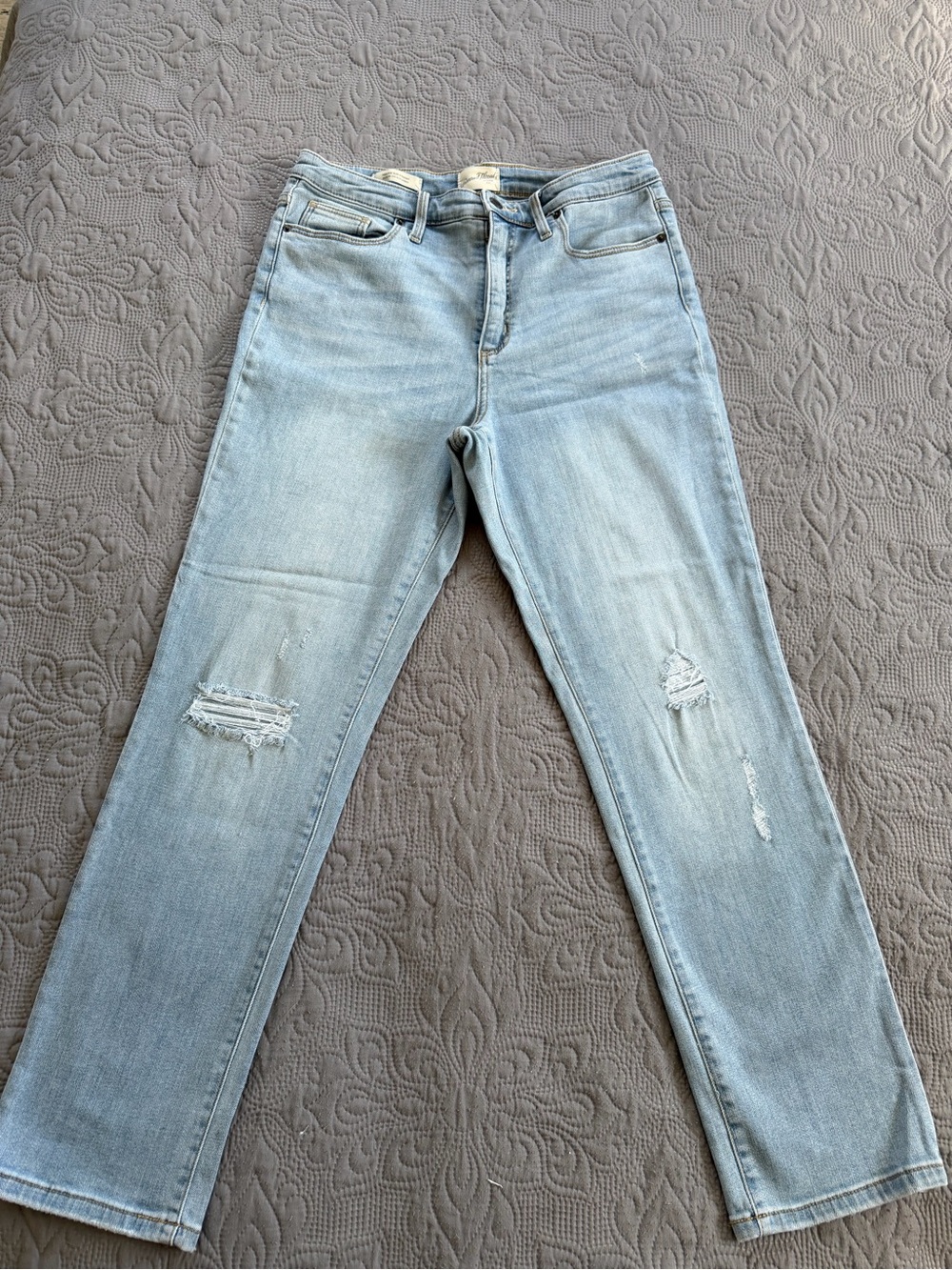 Universal Thread Light Blue Straight-Leg Jeans with Knee Rips